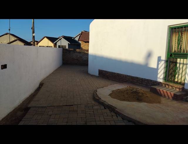 2 BEDROOM FREEHOLD FOR SALE IN KAGISO